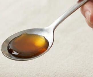 옻진액을 밥 숟가락에 부으면 어느정도 되는지 보여주는 이미지