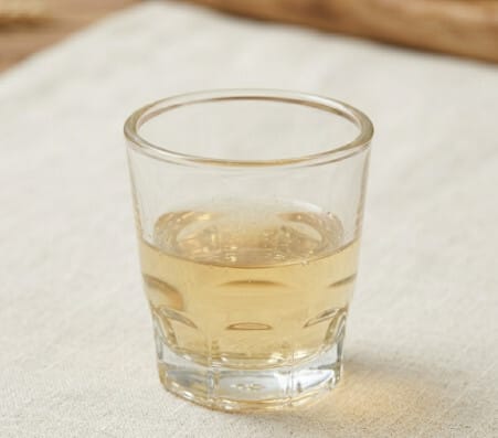 실제 진액 30ml는 일반적인 소주잔 기준으로 봤을 때 절반을 살짝 넘기는 정도